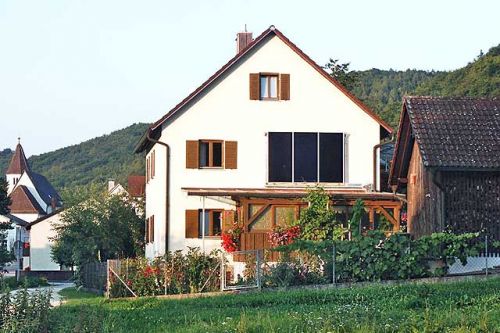 Kollektoren an einer Hausfassade